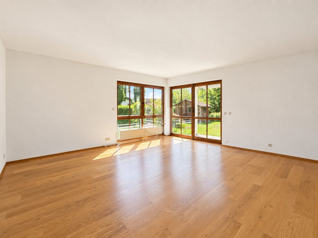 Immobilienangebot - Gröbenzell - Alle - WINDISCH - Charmante 2-Zi.-Erdgeschoss-Whg. mit wohnlichem Hobbyraum, XXL-Garten und bald Wärmepumpe