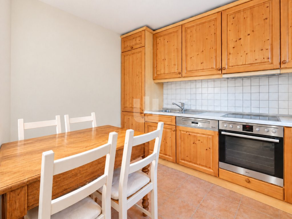 Immobilienangebot - Gröbenzell - Alle - WINDISCH - Zentral und ruhig: Gepflegte Maisonettewohnung mit Garten im Gröbenzeller Familiendorf