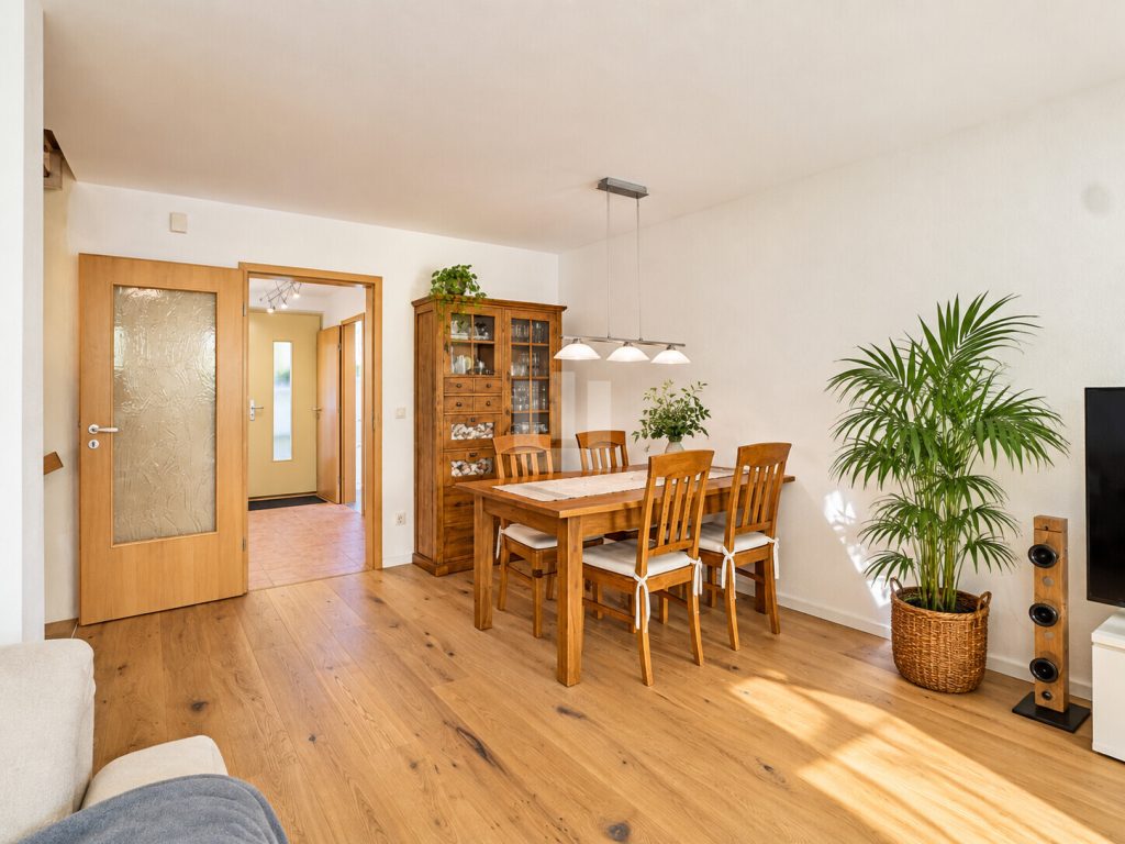 Immobilienangebot - Gröbenzell - Alle - WINDISCH - Zentral und ruhig: Gepflegte Maisonettewohnung mit Garten im Gröbenzeller Familiendorf