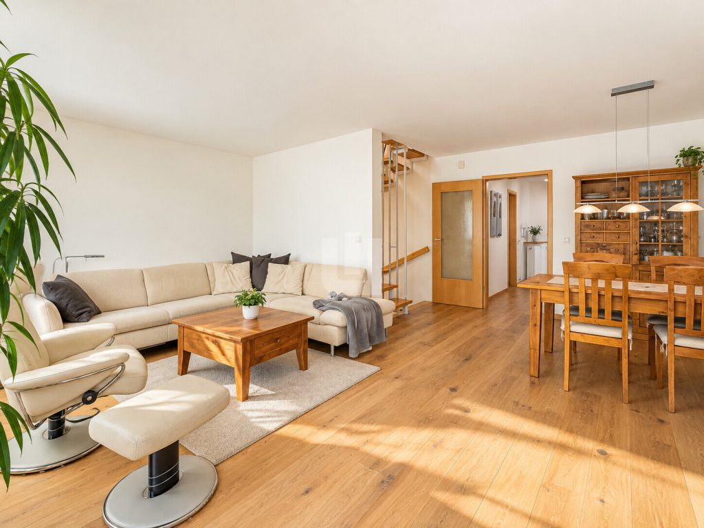 Immobilienangebot - Gröbenzell - Alle - WINDISCH - Zentral und ruhig: Gepflegte Maisonettewohnung mit Garten im Gröbenzeller Familiendorf