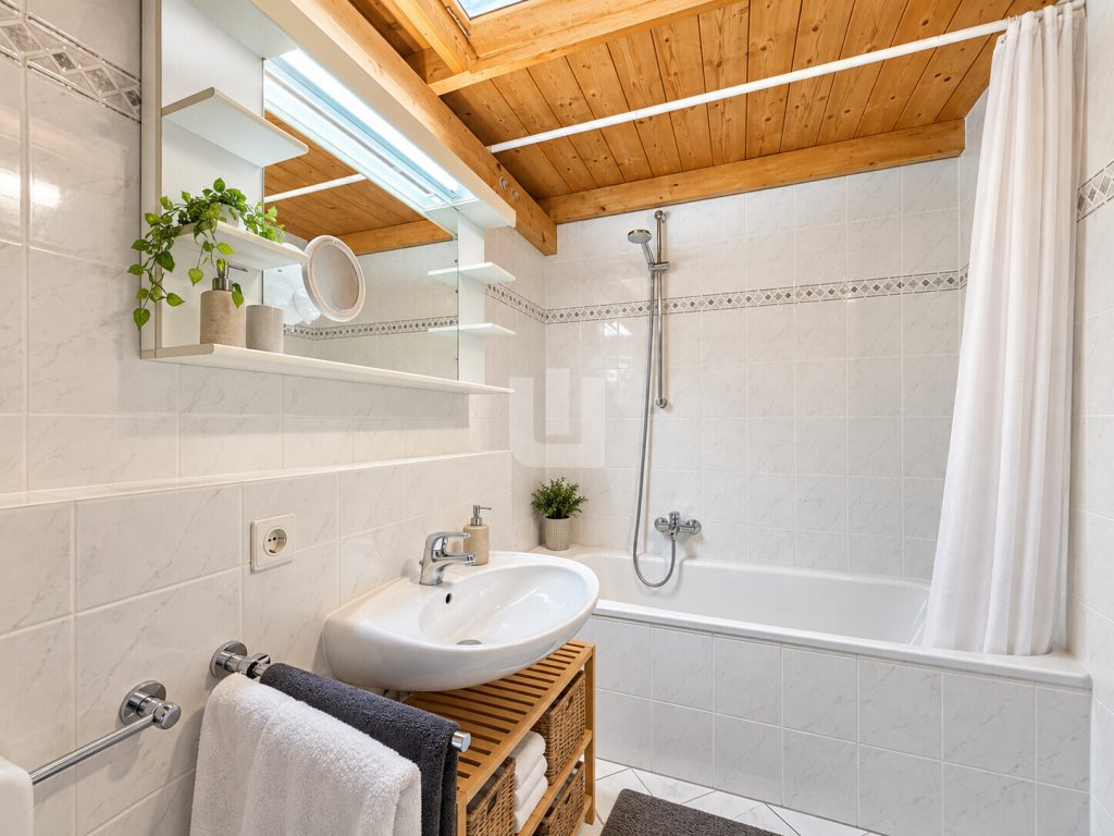Immobilienangebot - Gröbenzell - Alle - WINDISCH - Zentral und ruhig: Gepflegte Maisonettewohnung mit Garten im Gröbenzeller Familiendorf
