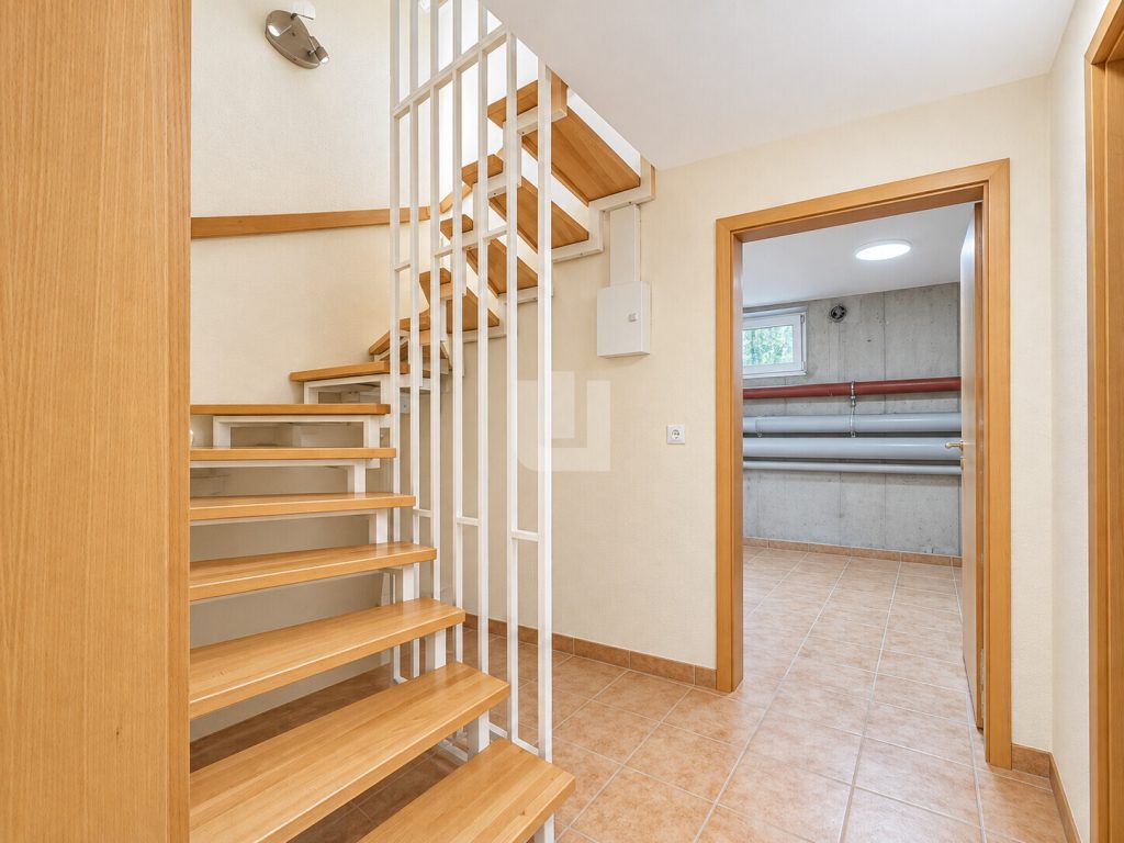 Immobilienangebot - Gröbenzell - Alle - WINDISCH - Zentral und ruhig: Gepflegte Maisonettewohnung mit Garten im Gröbenzeller Familiendorf