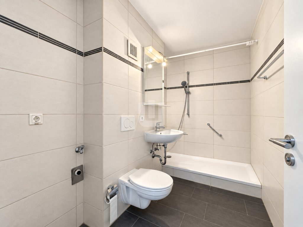 Immobilienangebot - Puchheim - Alle - WINDISCH - Ansprechende 2-Zi.-Wohnung mit Westbalkon in umfassend modernisierter Wohnanlage - frei!