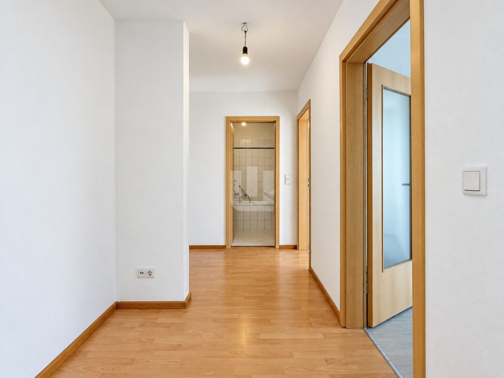Immobilienangebot - München - Alle - WINDISCH - Modern renovierte 2-Zimmer Wohnung mit perfektem Grundriss nahe BMW "FIZ" - bezugsfrei