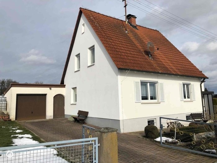 Immobilienangebot - Zusmarshausen / Wollbach - Alle - Küss mich wach!
Charmantes Häuschen sucht einfallsreichen Liebhaber zwecks engerer Bindung!