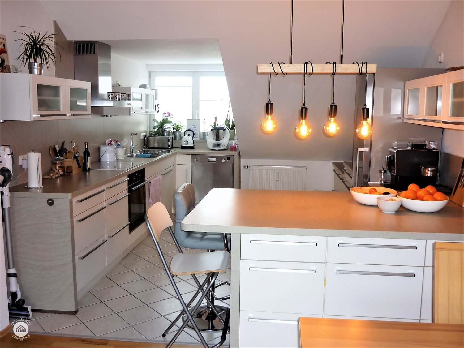 Immobilienangebot - Königsbrunn - Alle - *Wohnen mit Ausblick* Wunderschöne Wohnung mit EBK und 2 Balkonen im 4.OG ohne Aufzug in Top-Lage