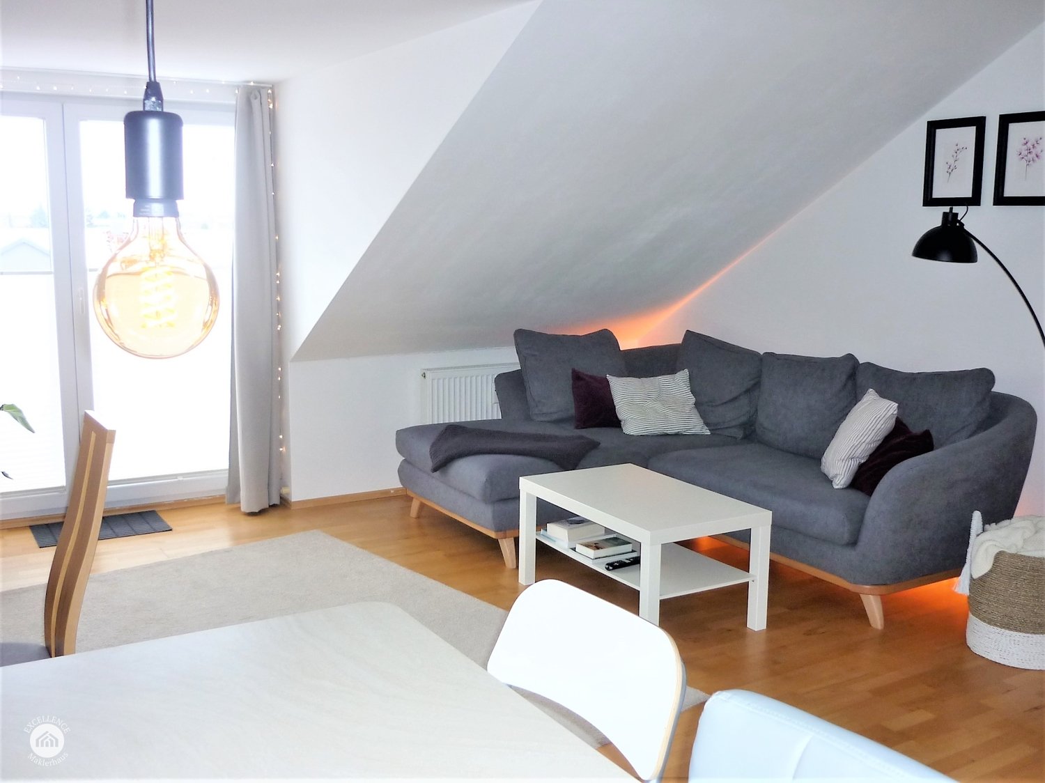Immobilienangebot - Königsbrunn - Alle - *Wohnen mit Ausblick* Wunderschöne Wohnung mit EBK und 2 Balkonen im 4.OG ohne Aufzug in Top-Lage
