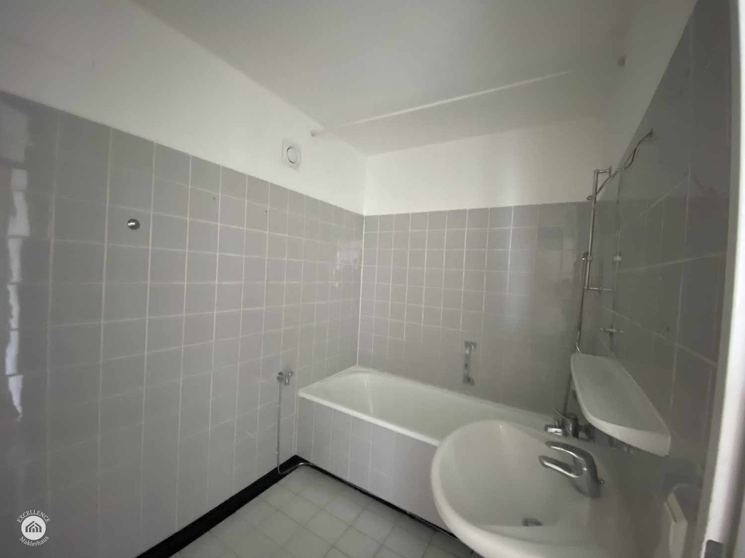 Immobilienangebot - Neu-Ulm - Alle - Willkommen in Ihrem neuen Investment! Dreizimmerwohnung mit drei Balkonen.