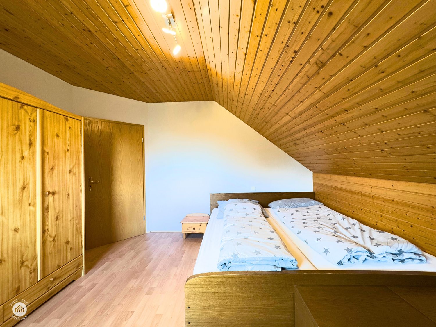 Immobilienangebot - Jagstzell / Dankoltsweiler - Alle - SCHÖNES EINFAMILIENHAUS MIT EINLIEGERWOHNUNG auf 1230 m² Grund