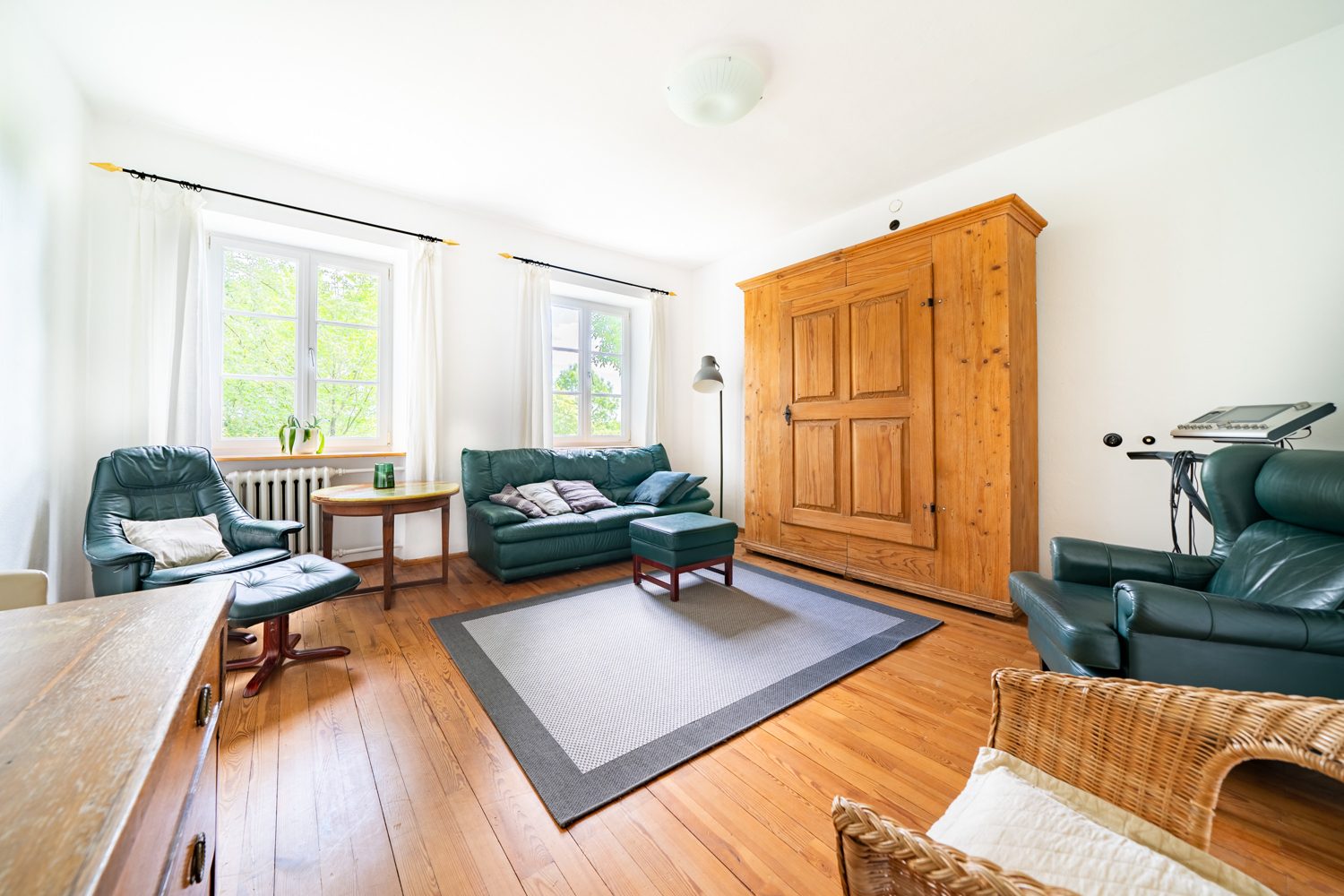 Immobilienangebot - Röfingen / Roßhaupten - Alle - Bezauberndes Anwesen mit parkähnlichem Garten auf 3234 m² Grund