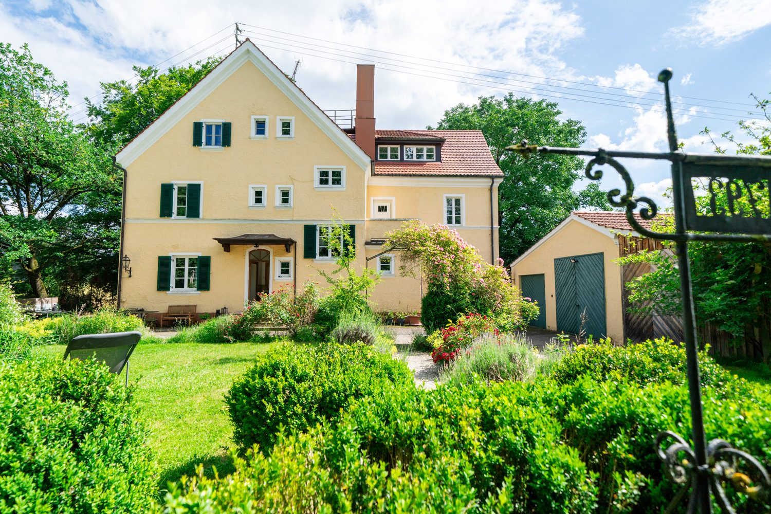 Immobilienangebot - Röfingen / Roßhaupten - Alle - Bezauberndes Anwesen mit parkähnlichem Garten auf 3234 m² Grund