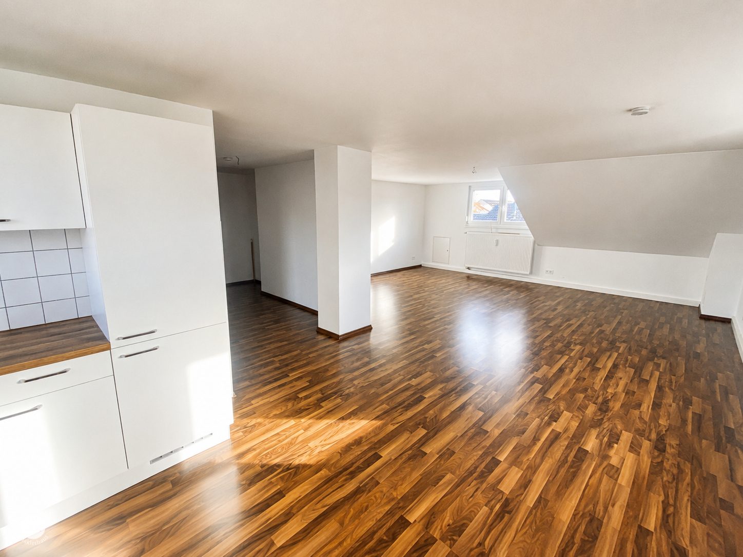 Immobilienangebot - Leipheim - Alle - Modernes Wohnen im Herzen von Leipheim – Dachgeschosswohnung mit Einbauküche