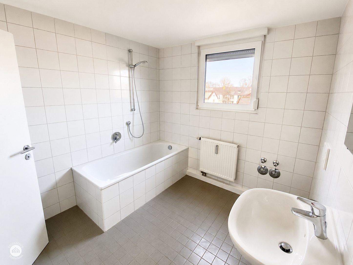 Immobilienangebot - Leipheim - Alle - Modernes Wohnen im Herzen von Leipheim – Dachgeschosswohnung mit Einbauküche