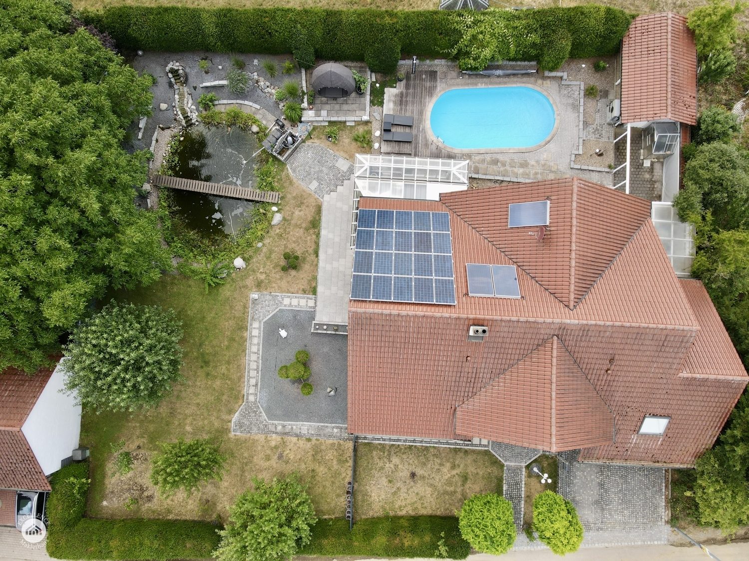 Immobilienangebot - Bibertal / Anhofen - Alle - Wohnen, wo andere Urlaub machen – Traumhaus mit Pool & Teich