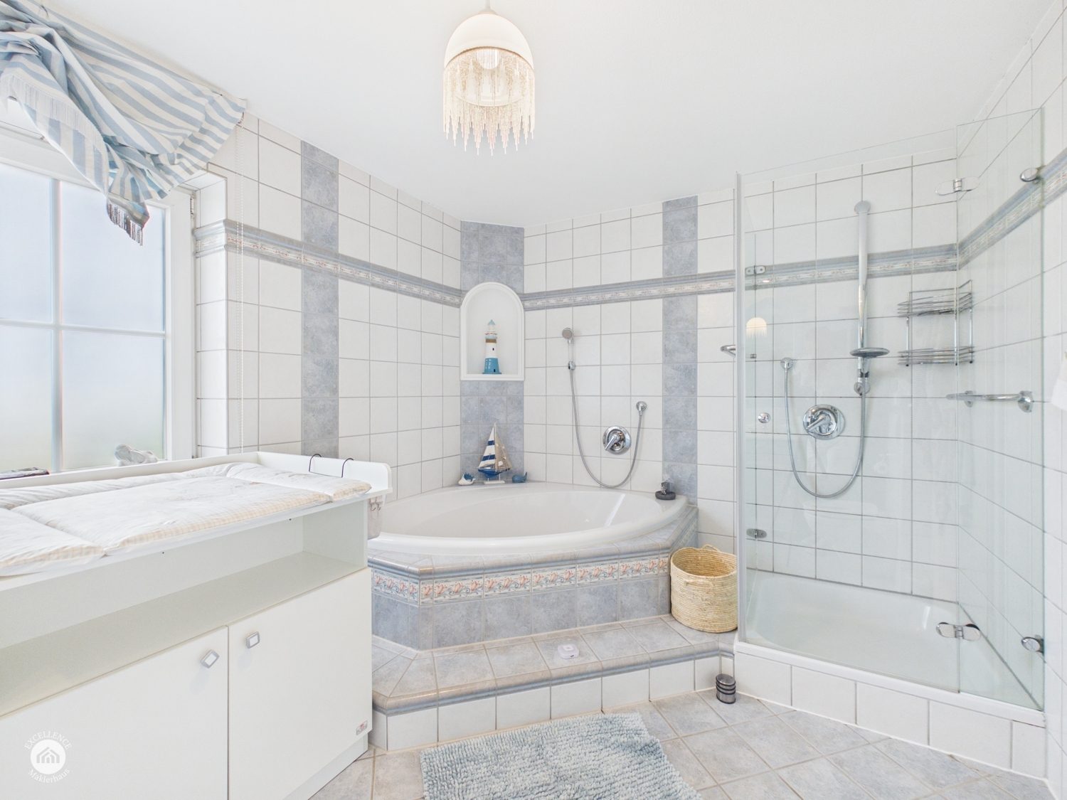 Immobilienangebot - Bibertal / Anhofen - Alle - Wohnen, wo andere Urlaub machen – Traumhaus mit Pool & Teich