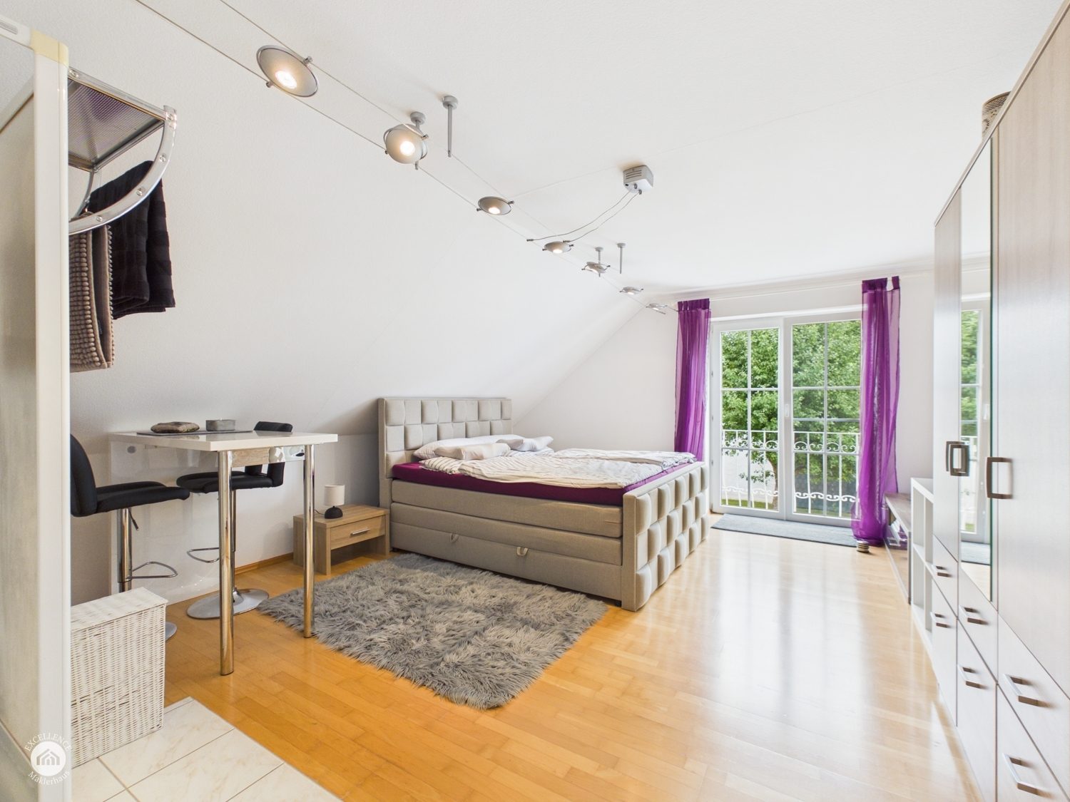 Immobilienangebot - Bibertal / Anhofen - Alle - Wohnen, wo andere Urlaub machen – Traumhaus mit Pool & Teich