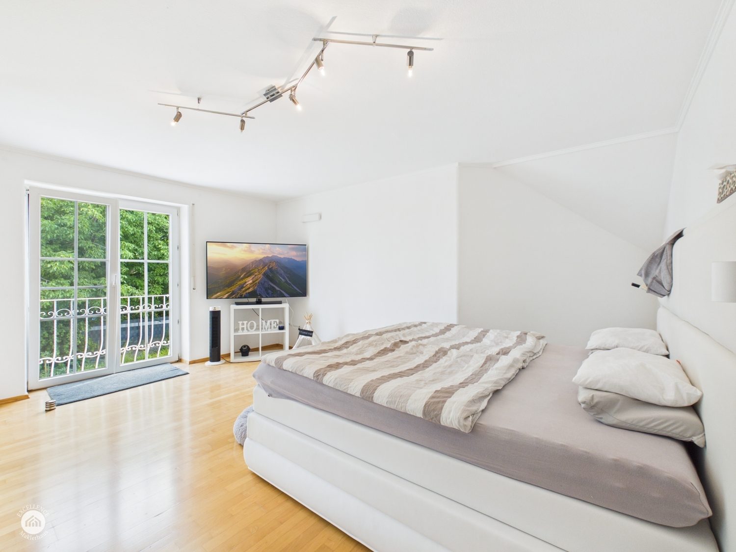 Immobilienangebot - Bibertal / Anhofen - Alle - Wohnen, wo andere Urlaub machen – Traumhaus mit Pool & Teich