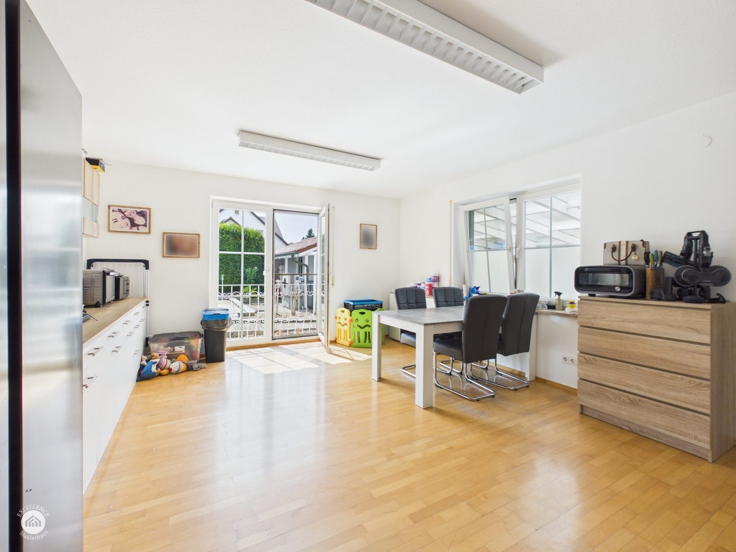 Immobilienangebot - Bibertal / Anhofen - Alle - Wohnen, wo andere Urlaub machen – Traumhaus mit Pool & Teich