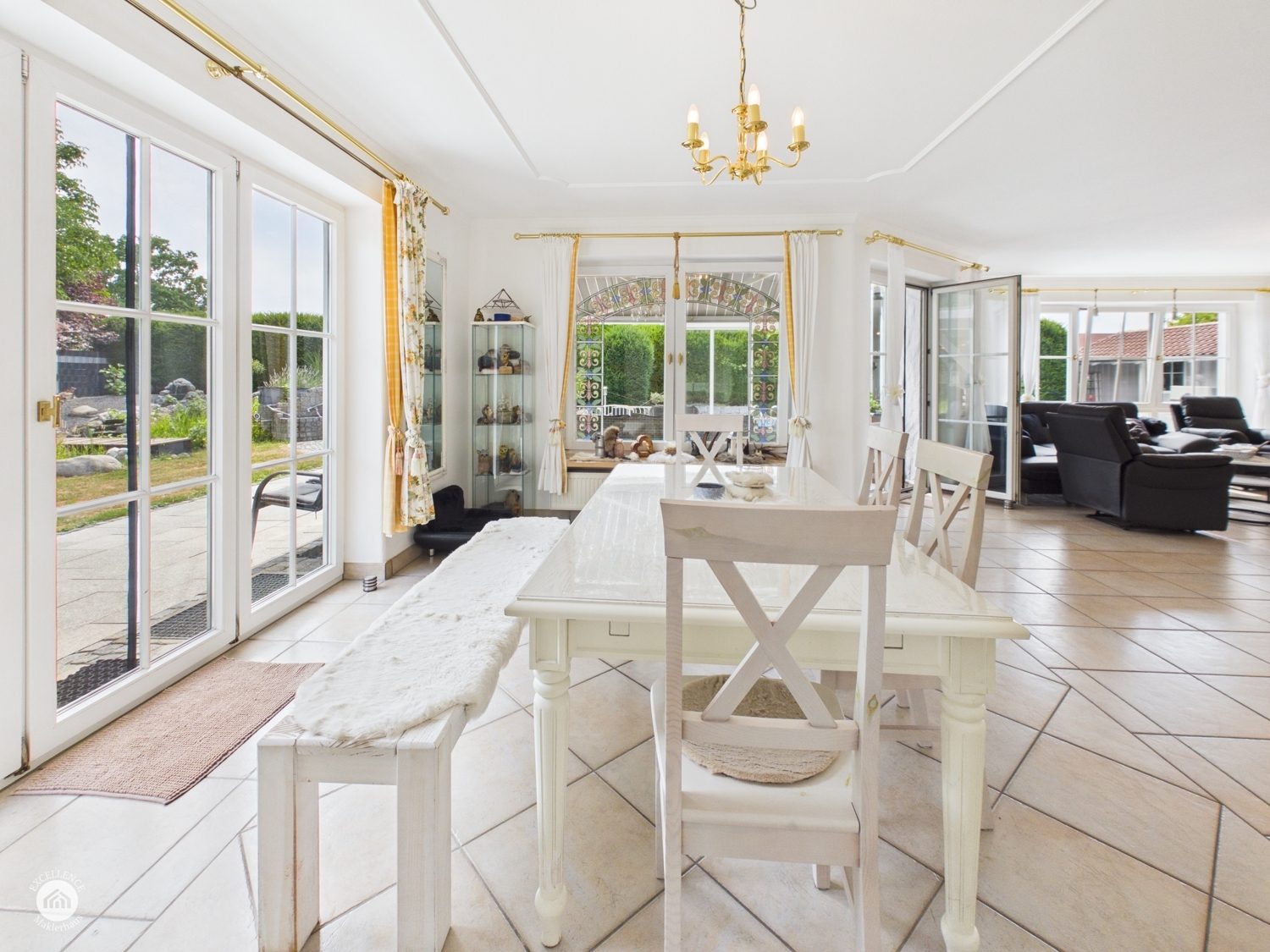 Immobilienangebot - Bibertal / Anhofen - Alle - Wohnen, wo andere Urlaub machen – Traumhaus mit Pool & Teich