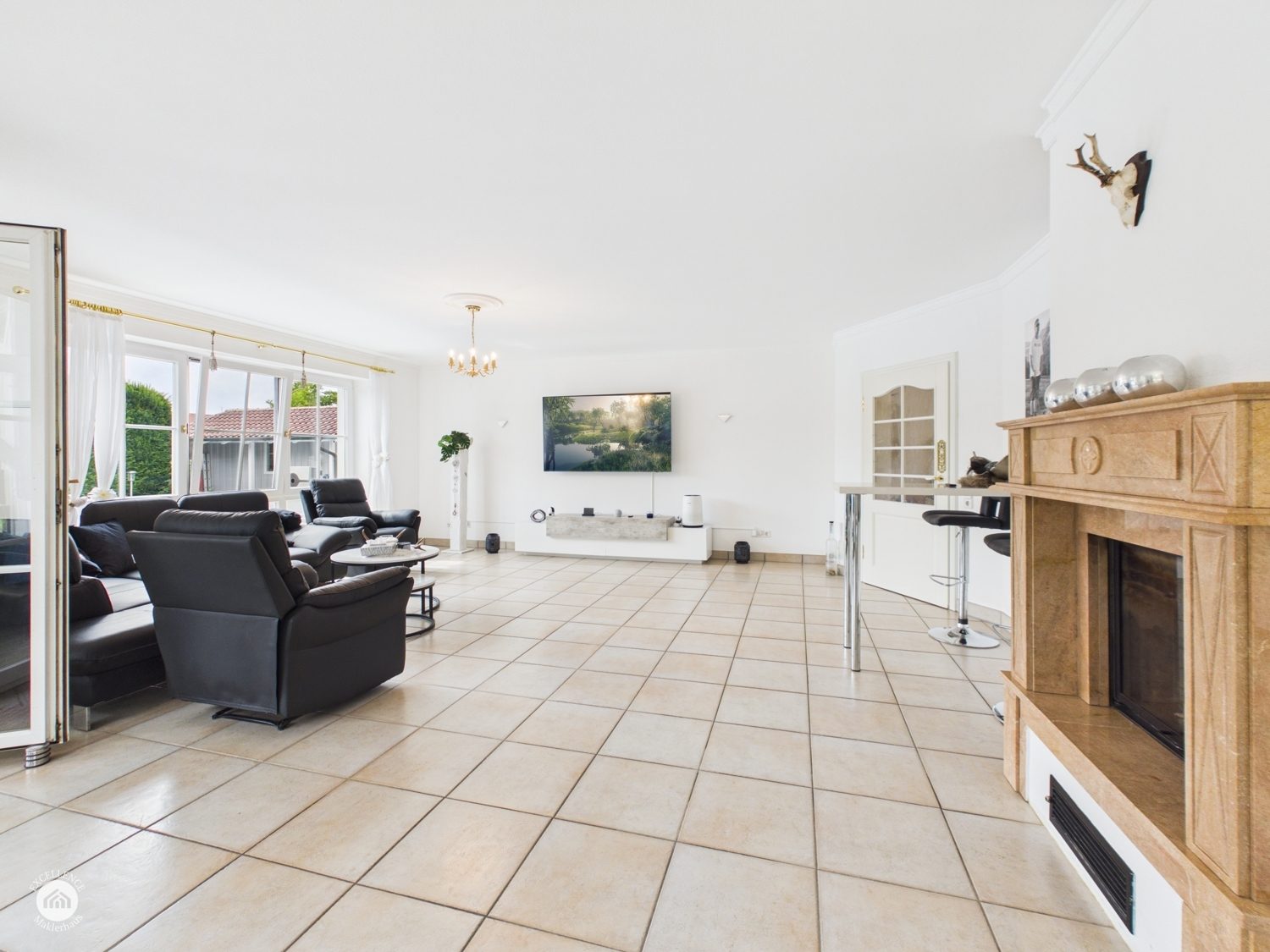 Immobilienangebot - Bibertal / Anhofen - Alle - Wohnen, wo andere Urlaub machen – Traumhaus mit Pool & Teich