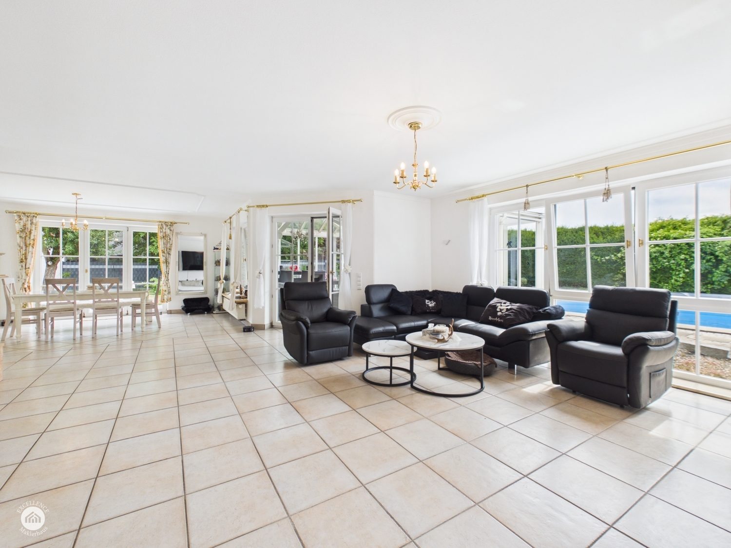 Immobilienangebot - Bibertal / Anhofen - Alle - Wohnen, wo andere Urlaub machen – Traumhaus mit Pool & Teich