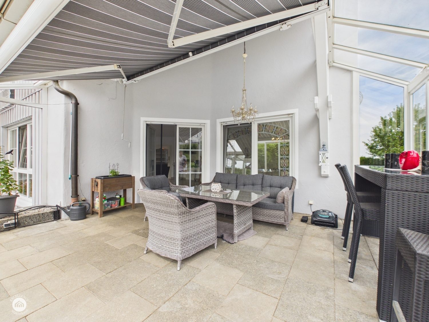 Immobilienangebot - Bibertal / Anhofen - Alle - Wohnen, wo andere Urlaub machen – Traumhaus mit Pool & Teich