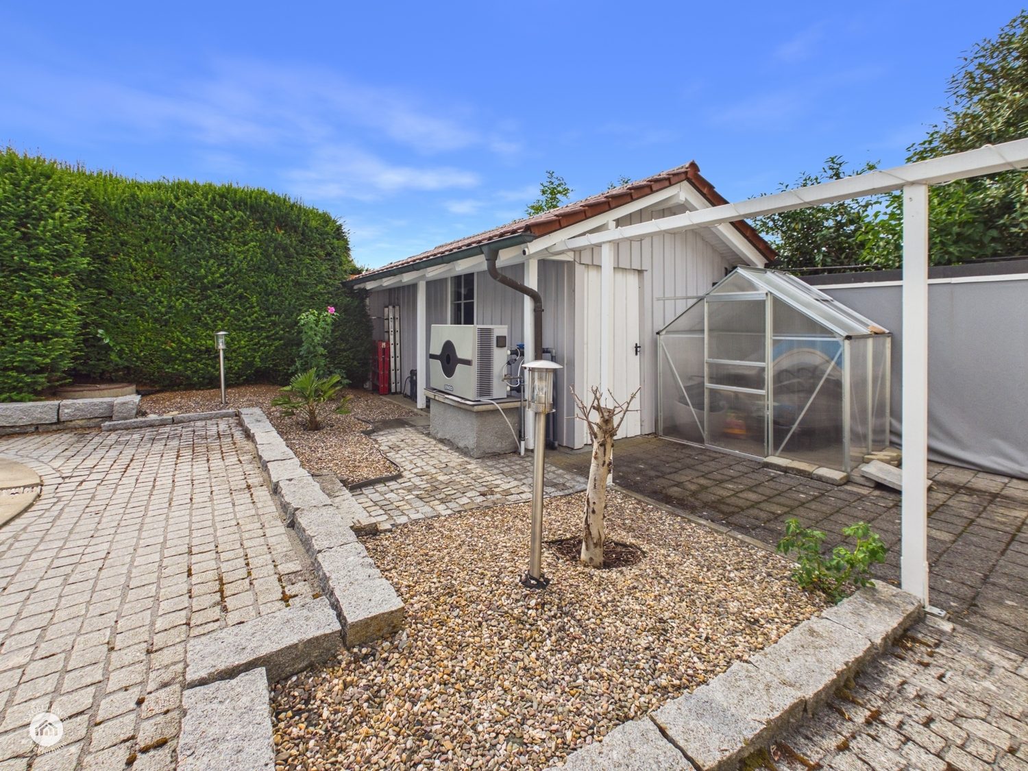 Immobilienangebot - Bibertal / Anhofen - Alle - Wohnen, wo andere Urlaub machen – Traumhaus mit Pool & Teich