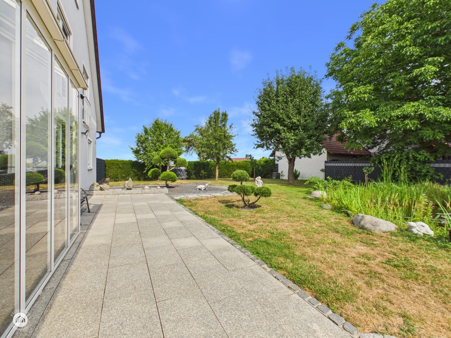 Immobilienangebot - Bibertal / Anhofen - Alle - Wohnen, wo andere Urlaub machen – Traumhaus mit Pool & Teich