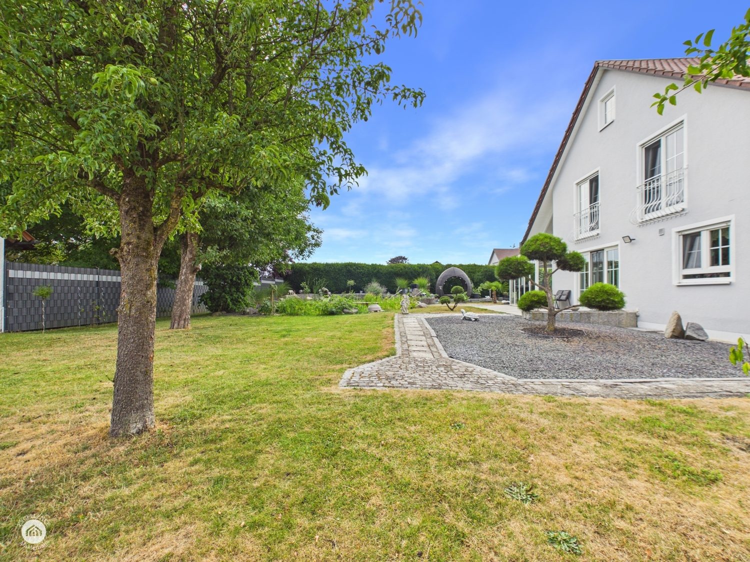 Immobilienangebot - Bibertal / Anhofen - Alle - Wohnen, wo andere Urlaub machen – Traumhaus mit Pool & Teich