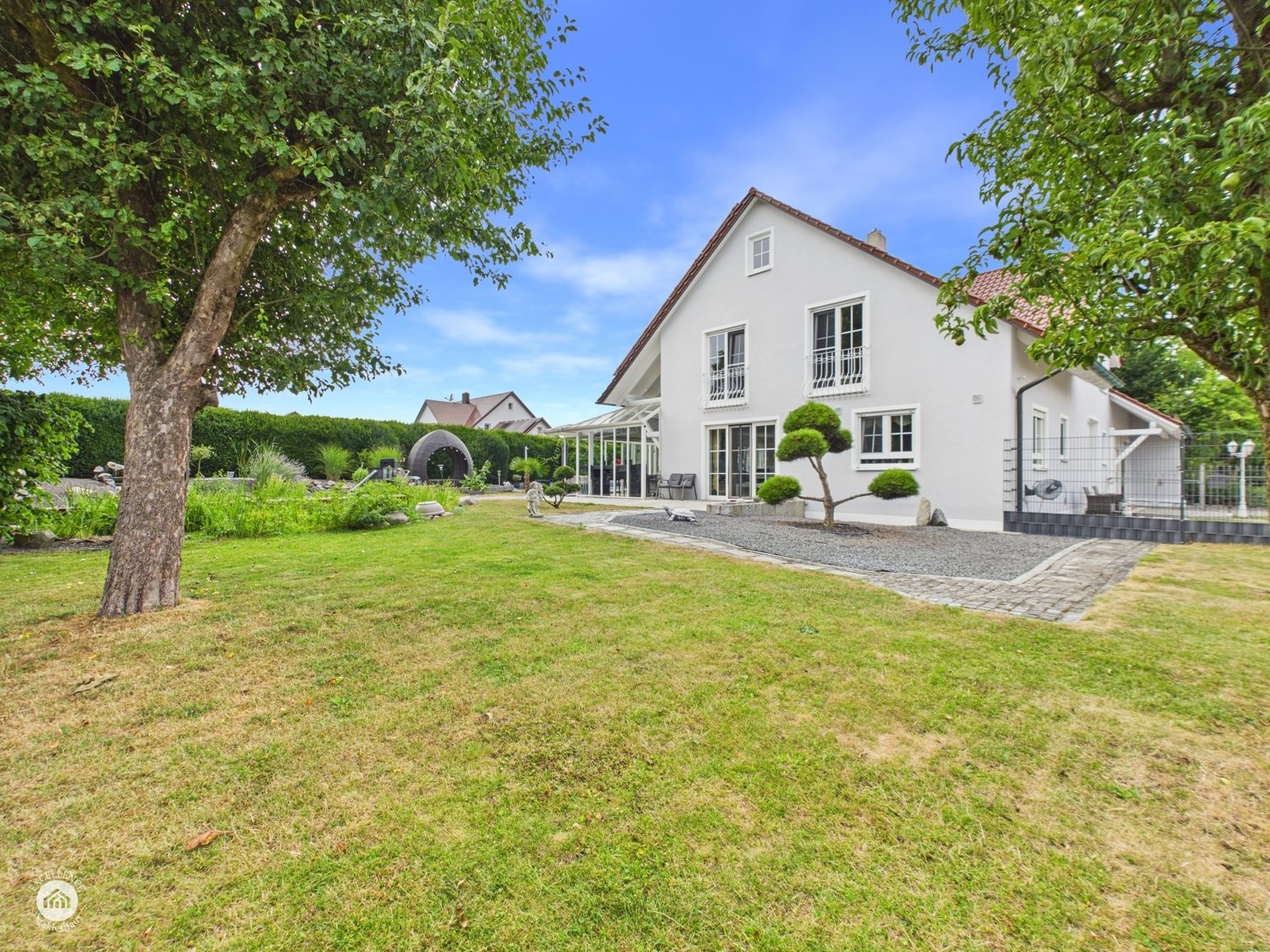Immobilienangebot - Bibertal / Anhofen - Alle - Wohnen, wo andere Urlaub machen – Traumhaus mit Pool & Teich
