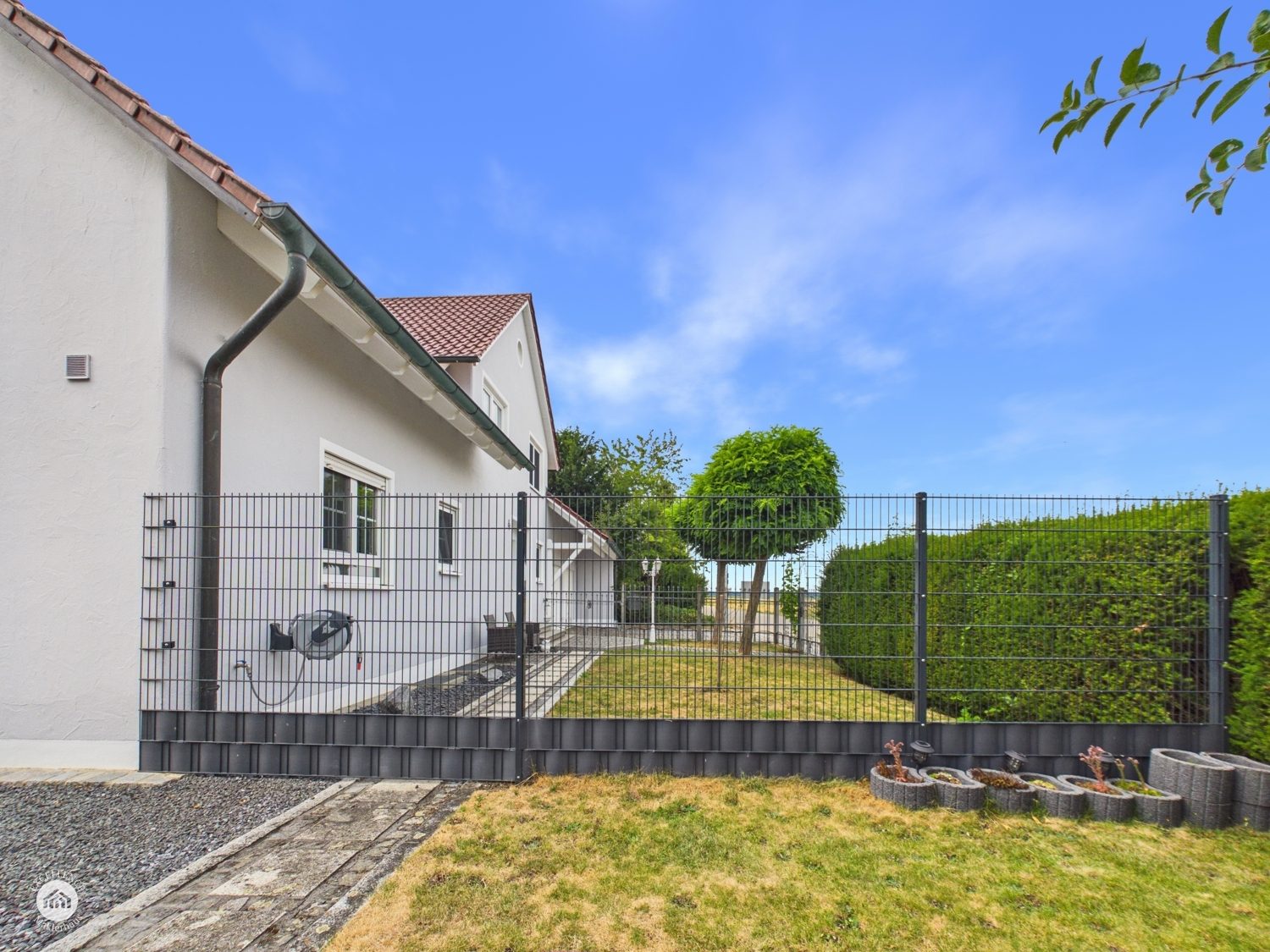 Immobilienangebot - Bibertal / Anhofen - Alle - Wohnen, wo andere Urlaub machen – Traumhaus mit Pool & Teich