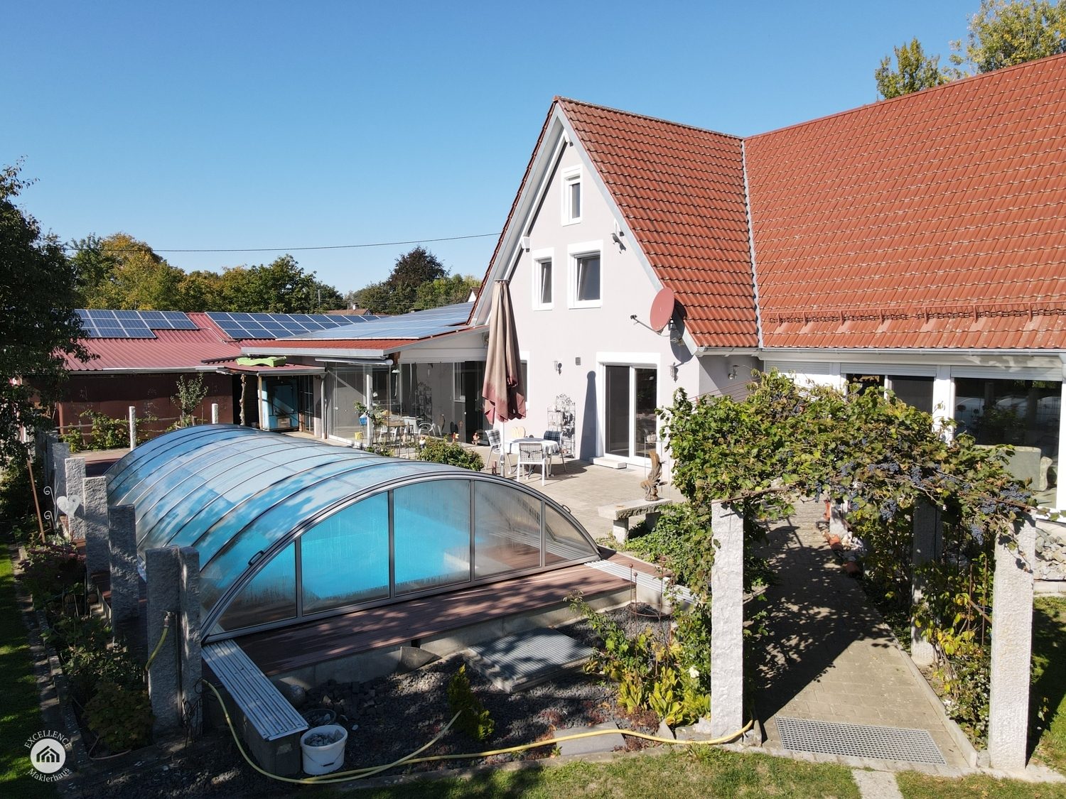 Immobilienangebot - Günzburg / Wasserburg - Alle - FAMILIENPARADIES mit Pool, Pavillon und 1.678 m² Grundstück