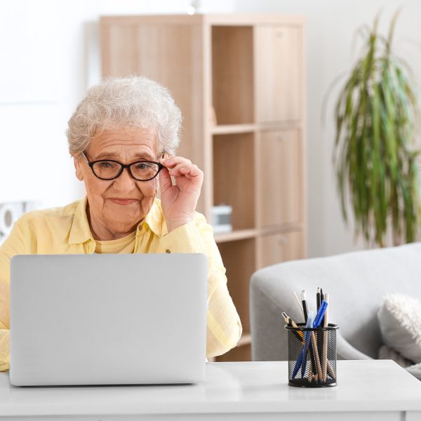 Barrierefreiheit - Frau mit Brille - Blog MaklerWerft