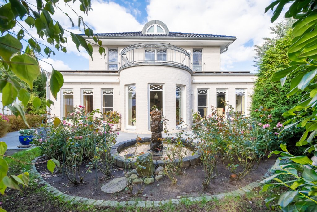 Immobilienangebot - Malente - Alle - VERKAUFT: Ein Zusammenspiel von traumhafter Lage und exklusiver Architektur - die "Villa Holeby"
