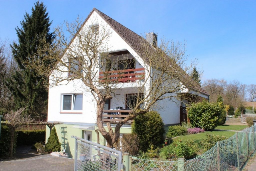 Schöne Aussicht Immobilienangebot - Malente - Alle - VERKAUFT: Mehrfamilienhaus mit drei separaten Wohneinheiten sowie drei Garagen in Malente