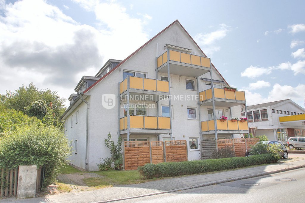 Straßenansicht Immobilienangebot - Malente - Alle - Ganz oben angekommen: Barrierearme Wohnung mit Fahrstuhl und Balkon im Herzen von Malente