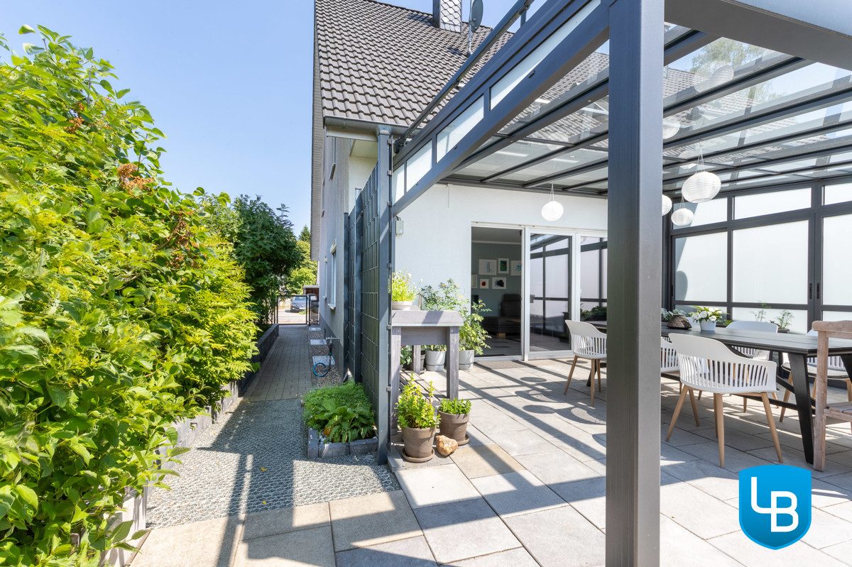 Immobilienangebot - Kiel - Alle - Neubau, ohne neu zu bauen - Junge Doppelhaushälfte mit großem Grundstück für die Familie