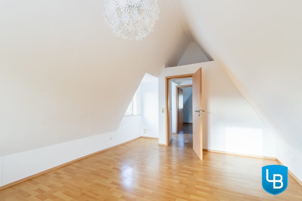 Immobilienangebot - Kiel - Alle & Rest (Wohnen) - Zweifamilienhaus mit Gästehaus auf sonnigem Grundstück in ruhiger Lage