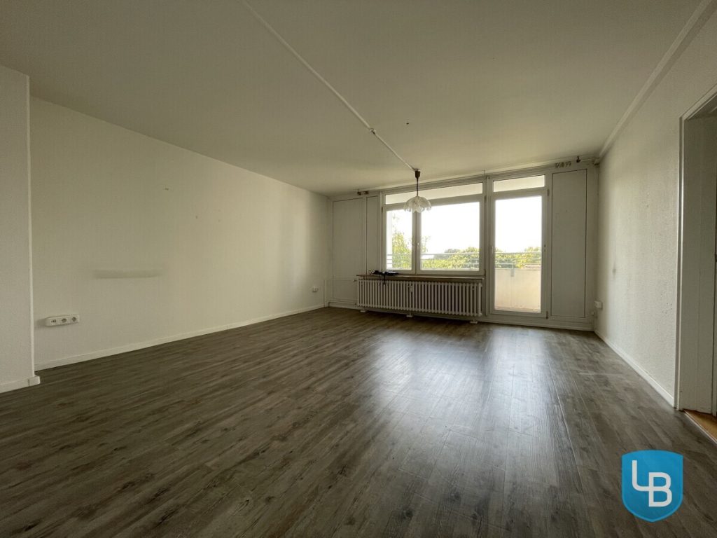 Immobilienangebot - Kiel - Alle & Rest (Wohnen) - Modernisierte Wohnung in Ostseenähe mit etwas Renovierungsbedarf