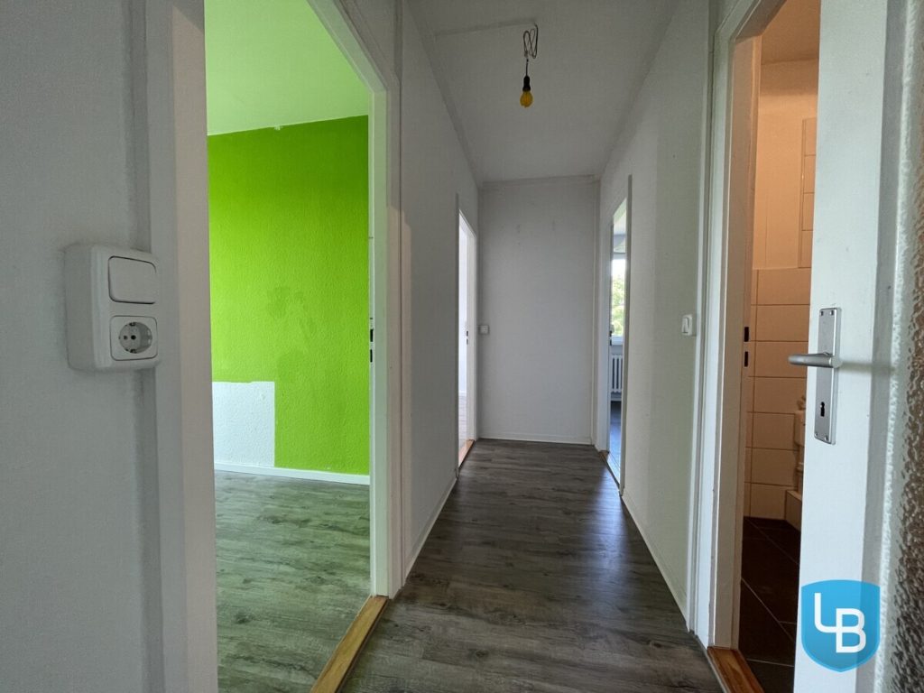 Immobilienangebot - Kiel - Alle & Rest (Wohnen) - Modernisierte Wohnung in Ostseenähe mit etwas Renovierungsbedarf