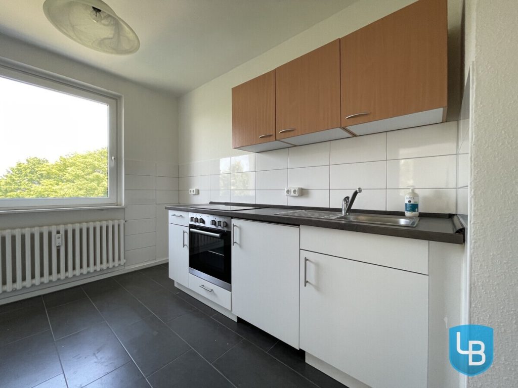 Immobilienangebot - Kiel - Alle & Rest (Wohnen) - Modernisierte Wohnung in Ostseenähe mit etwas Renovierungsbedarf