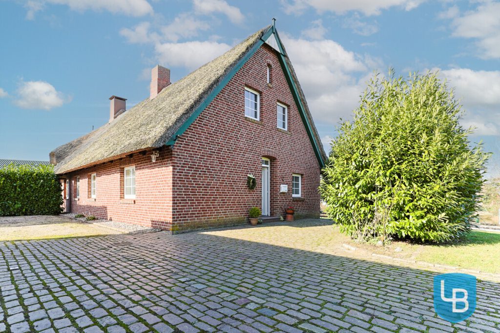 Immobilienangebot - Helmstorf / Kühren - Alle & Rest (Wohnen) - Reetdachidylle im Norden – DHH auf großem Grundstück mit Ausbaupotenzial