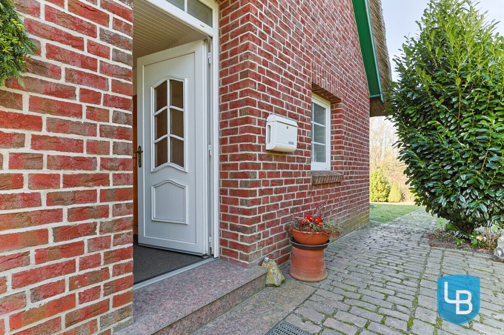 Immobilienangebot - Helmstorf / Kühren - Alle & Rest (Wohnen) - Reetdachidylle im Norden – DHH auf großem Grundstück mit Ausbaupotenzial