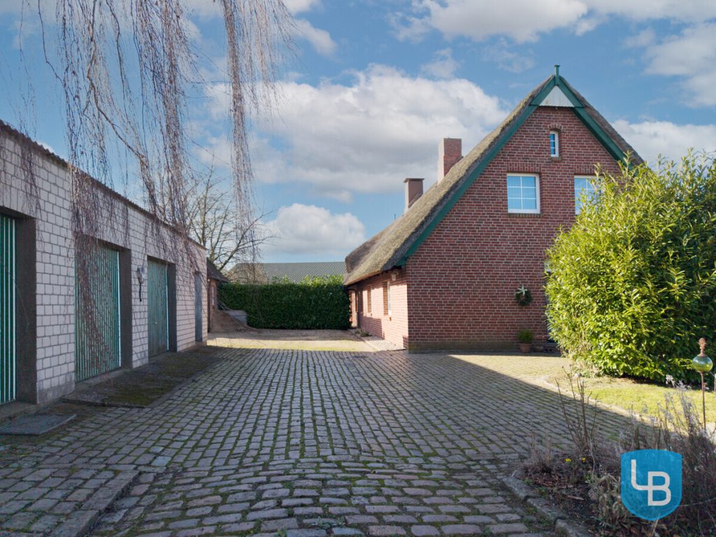 Immobilienangebot - Helmstorf / Kühren - Alle & Rest (Wohnen) - Reetdachidylle im Norden – DHH auf großem Grundstück mit Ausbaupotenzial