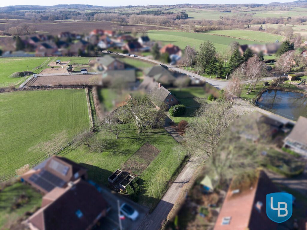 Immobilienangebot - Helmstorf / Kühren - Alle & Rest (Wohnen) - Reetdachidylle im Norden – DHH auf großem Grundstück mit Ausbaupotenzial