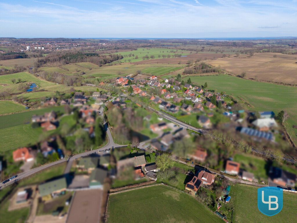 Immobilienangebot - Helmstorf / Kühren - Alle & Rest (Wohnen) - Reetdachidylle im Norden – DHH auf großem Grundstück mit Ausbaupotenzial