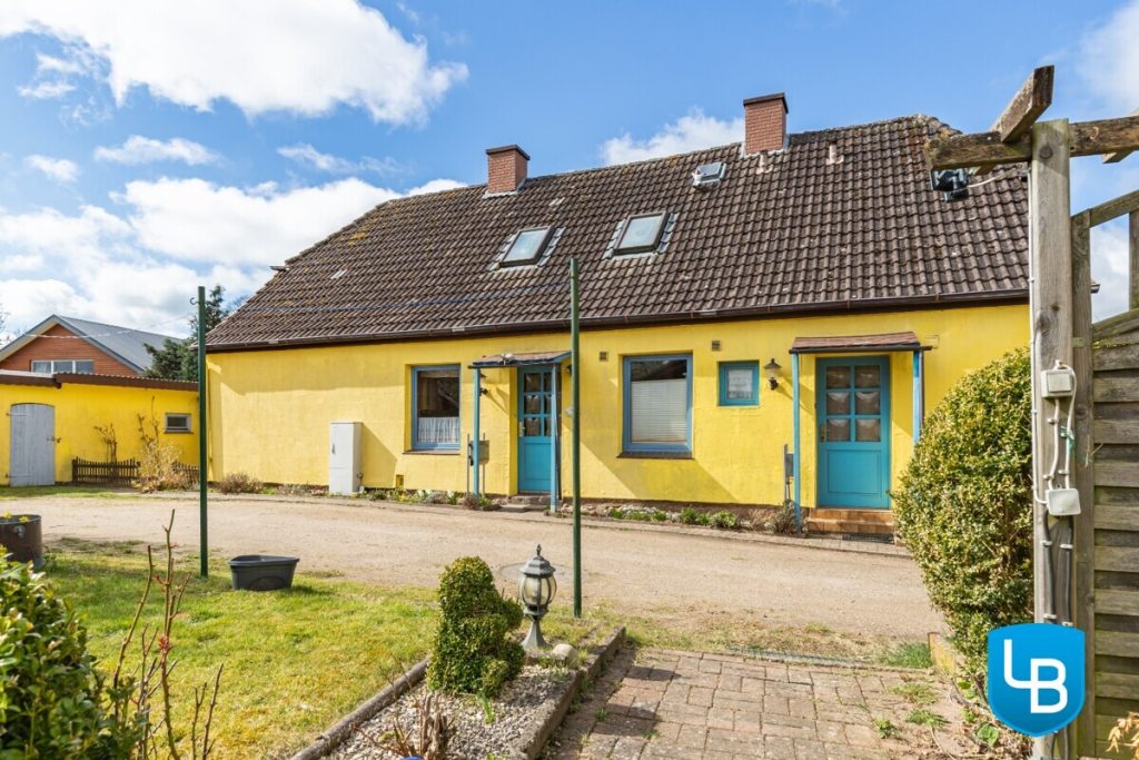 Immobilienangebot - Malente / Kreuzfeld - Alle & Rest (Wohnen) - Sonniges Zuhause mit Perspektive – Teilvermietetes ZFH mit Nebengebäude auf großzügigem Grundstück
