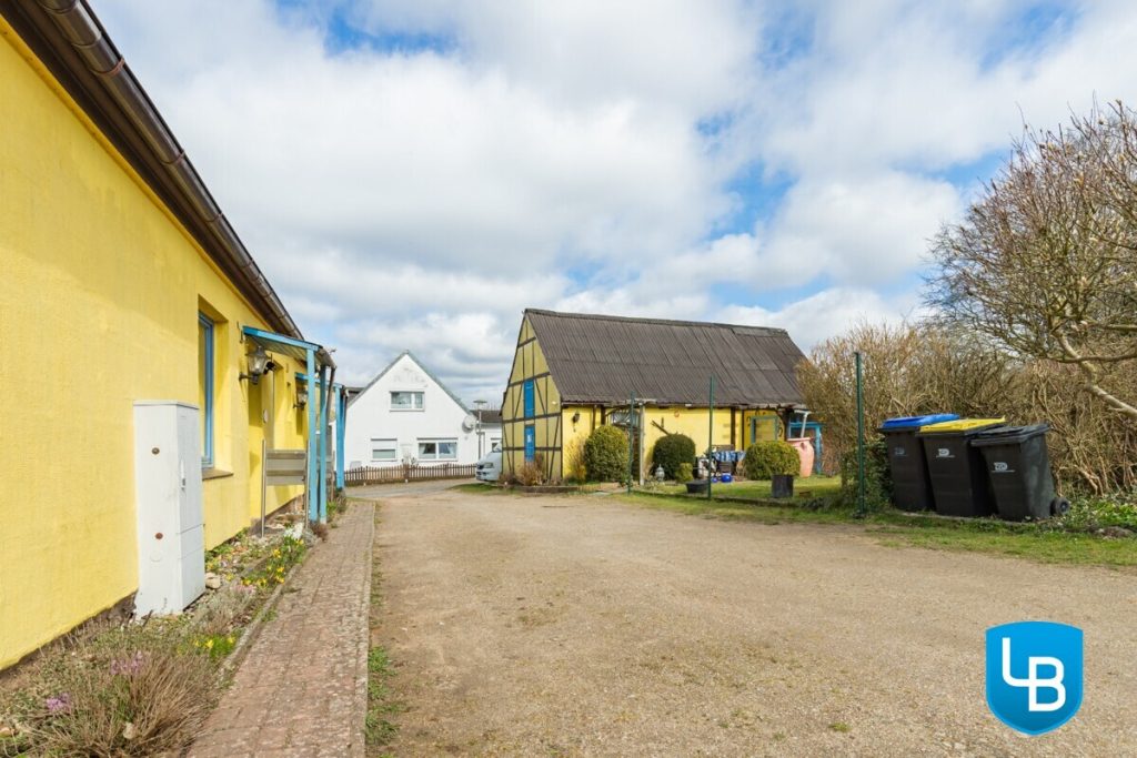 Immobilienangebot - Malente / Kreuzfeld - Alle & Rest (Wohnen) - Sonniges Zuhause mit Perspektive – Teilvermietetes ZFH mit Nebengebäude auf großzügigem Grundstück
