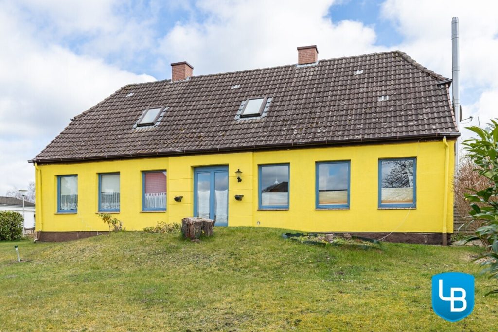 Immobilienangebot - Malente / Kreuzfeld - Alle & Rest (Wohnen) - Sonniges Zuhause mit Perspektive – Teilvermietetes ZFH mit Nebengebäude auf großzügigem Grundstück