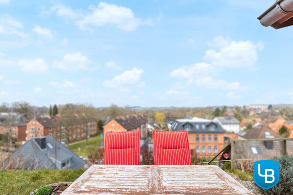 Immobilienangebot - Plön - Alle & Rest (Wohnen) - EFH mit Einliegerwohnung und außergewöhnlichem Hanggrundstück inklusive Weitblick über Plön!